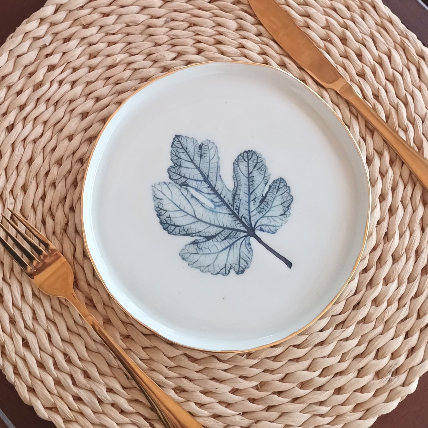 Smokva plate detail – real fig leaf imprint with 24k gold ceramic decoration, by Joska Handmade