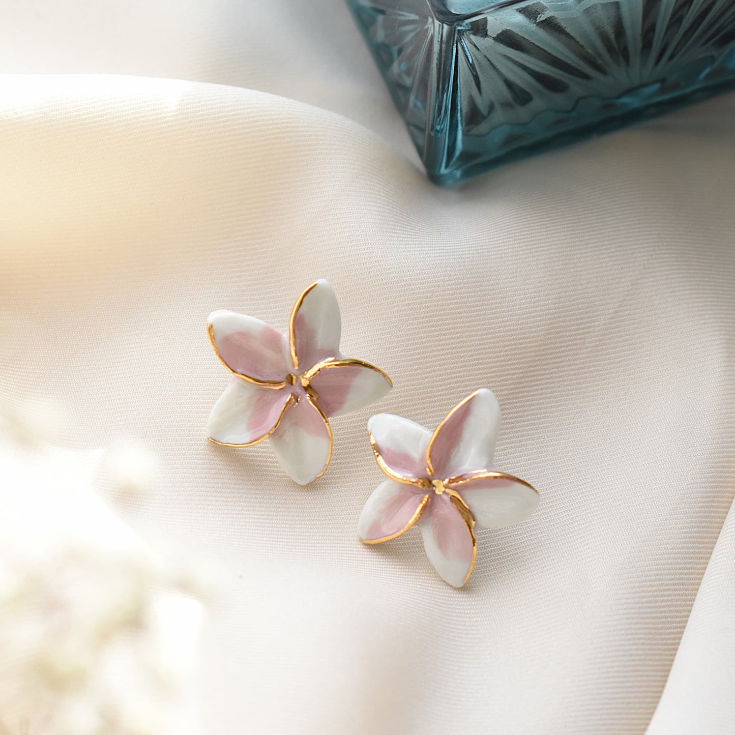 Star Flowers earrings side view – handcrafted porcelain with 24k gold, by Joska Handmade
